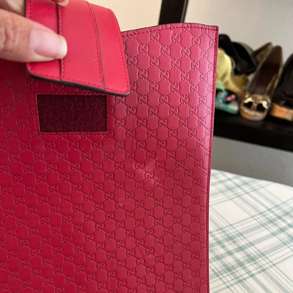 BEAUTIFUL RED GUCCI DOCUMENT OR LAPTOP CASE.MINOR DAMAGE 9" wide and 10" long - Picture 1 of 5